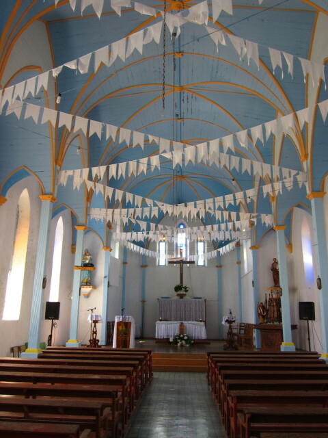 tiputa-church-interior